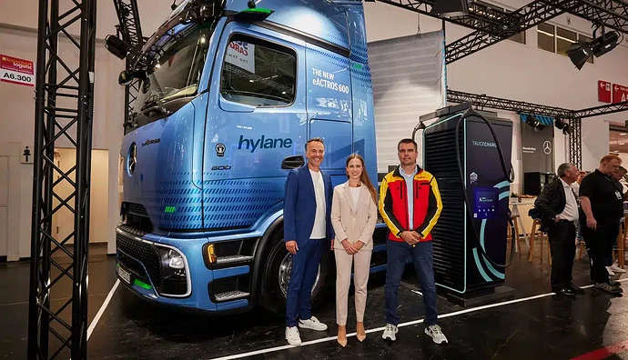 mercedes-e-actros600-DHL-hylane.jpg